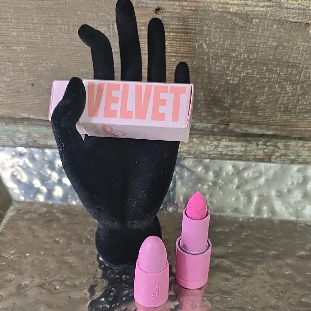Jeffree Star Velvet Trap Lipstick - Laced Cake - NWT, RARE!!!